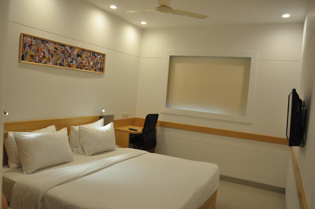 Red Fox Hotel, Chandigarh Exterior photo